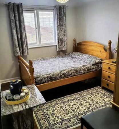 Deluxe Double Bed With Private Mordern Shower & Smart Tv Clydebank Exterior foto